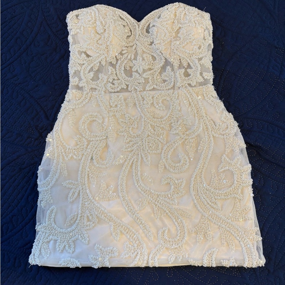 Elegant white short dress